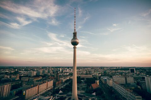 Berliner Fernsehturm über der Stadt